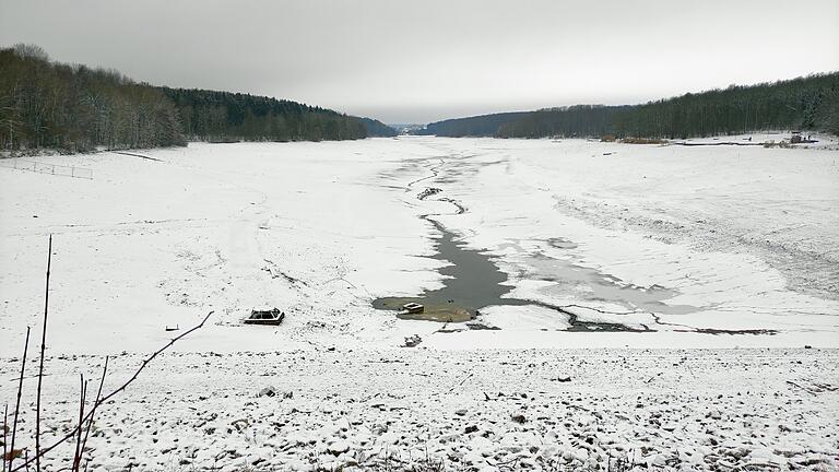 Der abgelassene Ellertshäuser See mit den Bodenablassschächten im Dezember 2021. Der abgelassene Ellertshäuser See mit den Bodenablassschächten im Dezember 2021.