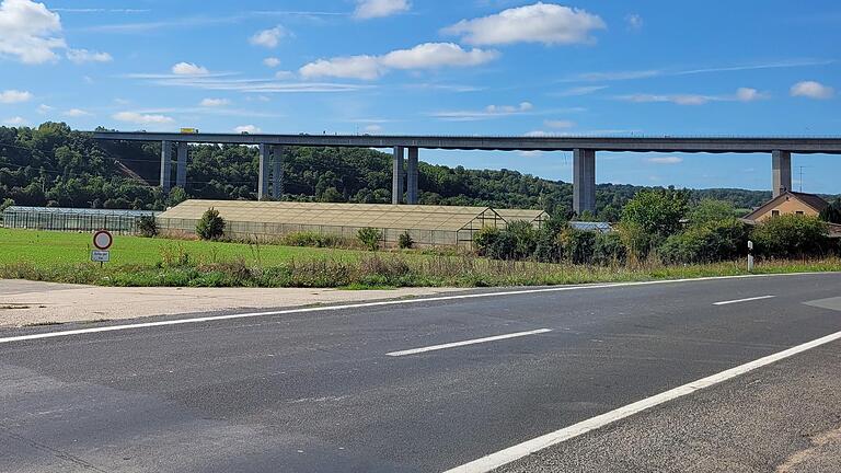 Die Marktbreiter Autobahnbrücke soll abgerissen und erneuert werden. Die darunterliegenden Segnitzer Gärtnereien befürchten, dass sie hohe Belastungen durch Staub und Schwerlastverkehr erleiden werden. Die Marktbreiter Autobahnbrücke soll abgerissen und erneuert werden. Die darunterliegenden Segnitzer Gärtnereien befürchten, dass sie hohe Belastungen durch Staub und Schwerlastverkehr erleiden werden.