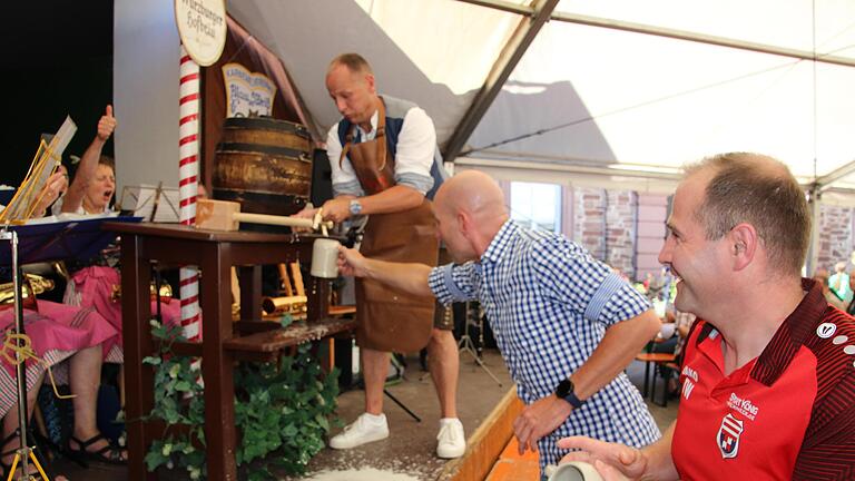 Bürgermeister Johannes Krumm beim Bieranstich mit den Vereinsrepräsentanten Jürgen Seit und Tobias Warter - Bürgermeister Johannes Krumm beim Bieranstich mit den Vereinsrepräsentanten Jürgen Seit und Tobias Warter Bürgermeister Johannes Krumm beim Bieranstich mit den Vereinsrepräsentanten Jürgen Seit und Tobias Warter - Bürgermeister Johannes Krumm beim Bieranstich mit den Vereinsrepräsentanten Jürgen Seit und Tobias Warter