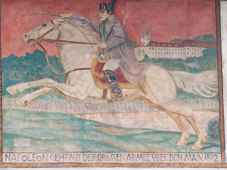 Napoleon-Fresko an einem Haus am Lengfurter Marktplatz: Unter dem Reitstiefel Napoleons ist stilisiert die Schiffsbrücke zu sehen, über die Soldaten marschieren.