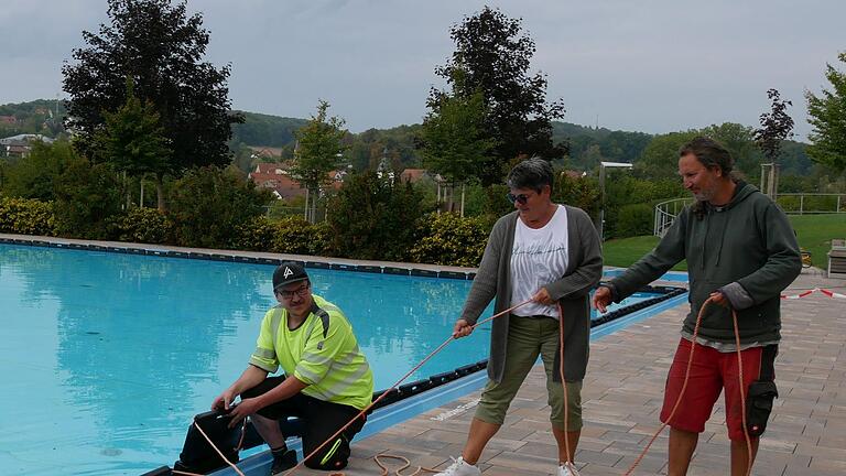Wasserwart Alexander Mauer (von links), Barbara Keller (Förderverein) und Hausmeister Steffen Haas ziehen im Maßbacher Freibad die Eispuffer fest. Für die Maßbacher war es eine sehr gute Saison. - Wasserwart Alexander Mauer (von links), Barbara Keller (Förderverein) und Hausmeister Steffen Haas ziehen im Maßbacher Freibad die Eispuffer fest. Für die Maßbacher war es eine sehr gute Saison. Wasserwart Alexander Mauer (von links), Barbara Keller (Förderverein) und Hausmeister Steffen Haas ziehen im Maßbacher Freibad die Eispuffer fest. Für die Maßbacher war es eine sehr gute Saison. - Wasserwart Alexander Mauer (von links), Barbara Keller (Förderverein) und Hausmeister Steffen Haas ziehen im Maßbacher Freibad die Eispuffer fest. Für die Maßbacher war es eine sehr gute Saison.