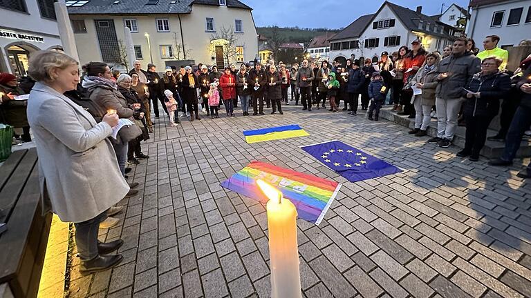 Um die 100 Menschen aus der Ukraine und Randersacker versammelten sich in der Hoffnung auf Frieden..