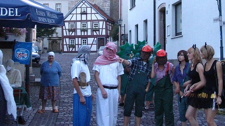 In kurzen Röcken und barfuß - beim Sommerfasching in Bischofsheim sollte das, wie hier auf dem Archivbild, auch dieses Jahr möglich sein.