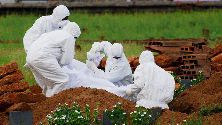 Nipah-Virus.jpeg       -  Das für den Menschen lebensbedrohliche Nipah-Virus ist in Indien ausgebrochen. Rettungssanitäter in Schutzanzügen begraben ein Opfer, das aufgrund des Virus starb.