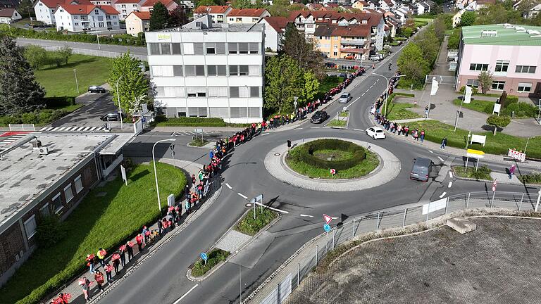 Vor dem Eberner Valeo-Werk bildete sich am Samstag eine Menschenkette.