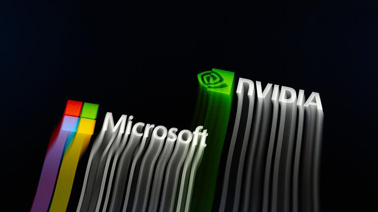 Logos von Microsoft und Nvidia       -  Chips von Nvidia spielen eine Schlüsselrolle für Software mit Künstlicher Intelligenz. Der KI-Boom macht auch Aktien von Microsoft populär.