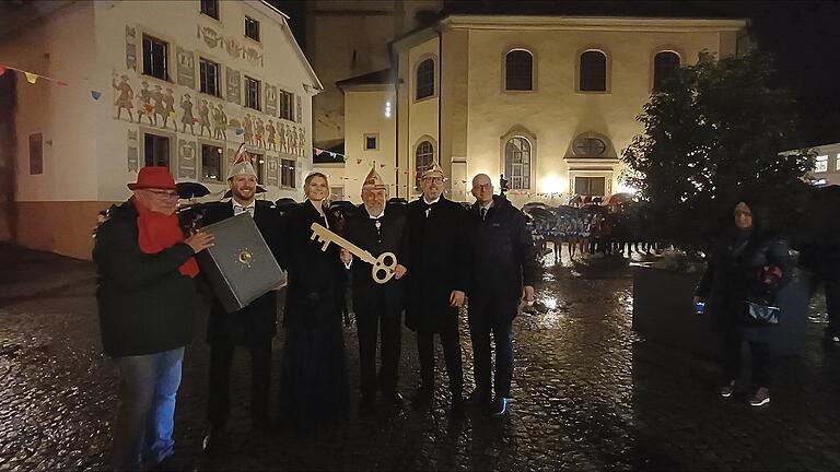 Rathaussturm in Bad Kissingen: Der Schlüssel ist übergeben.       -  Rathaussturm in Bad Kissingen: Der Schlüssel ist übergeben.