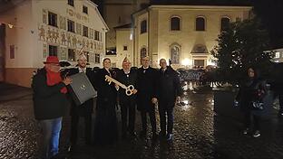 Rathaussturm in Bad Kissingen: Der Schlüssel ist übergeben.       -  Rathaussturm in Bad Kissingen: Der Schlüssel ist übergeben.