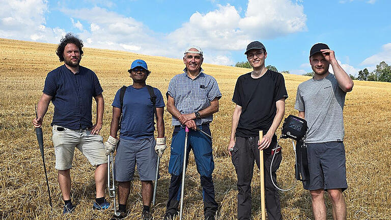 Forschende des GeoZentrums Nordbayern und des Frauenhofer IEG Aachen suchen in Franken nach natürlichem Wasserstoff. Von links: Peter Achtziger-Zupančič, Akib Ahmed, Jürgen Grötsch, Daniel Fillers und Felix Gsell. Forschende des GeoZentrums Nordbayern und des Frauenhofer IEG Aachen suchen in Franken nach natürlichem Wasserstoff. Von links: Peter Achtziger-Zupančič, Akib Ahmed, Jürgen Grötsch, Daniel Fillers und Felix Gsell.