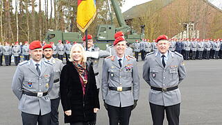 Die Regierungspräsidentin Susanne Weizendörfer war in Vertretung der Bayerischen Staatsregierung da. Links von ihr steht Oberstleutnant Manuel Goldschmitt, rechts General Jochen Deuer und Oberst Matthias Kampf.