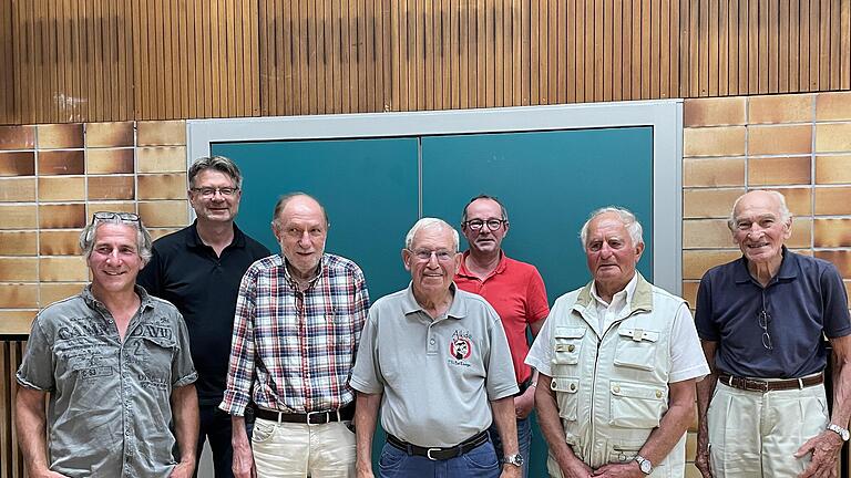 Der Vorsitzende des TSV Bad Kissingen, Michael Nachemia (v. l.) ehrte Willi Schulz (40 Jahre), Udo Zimmermann (50 Jahre), Klaus Remagen (50 Jahre), Stefan Köllmer (40 Jahre), Gerd Schindelmann (60 Jahre) und Horst Herbst (70 Jahre)       -  Der Vorsitzende des TSV Bad Kissingen, Michael Nachemia (v. l.) ehrte Willi Schulz (40 Jahre), Udo Zimmermann (50 Jahre), Klaus Remagen (50 Jahre), Stefan Köllmer (40 Jahre), Gerd Schindelmann (60 Jahre) und Horst Herbst (70 Jahre)