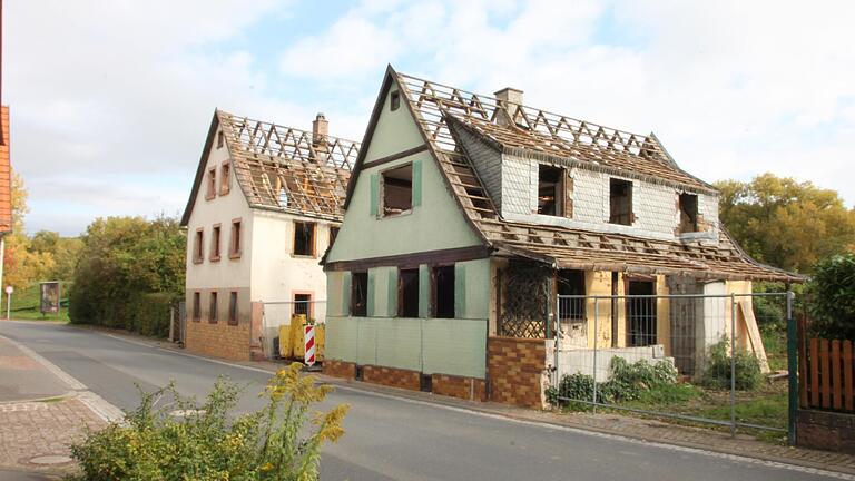 Die Gemeinde Hafenlohr hat die Häuser in der Hauptstraße 51 und 53 erworben. Um mehr Platz für die Umgehungsstraße zu haben, werden diese abgerissen.