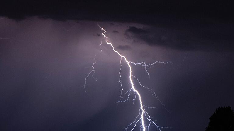 Gewitter       -  Gewitter treten selten alleine auf. Blitzschläge, Sturm- und Orkanböen, Hagel und Starkregen können das Wetterereignis begleiten. Das kann gefährlich werden.