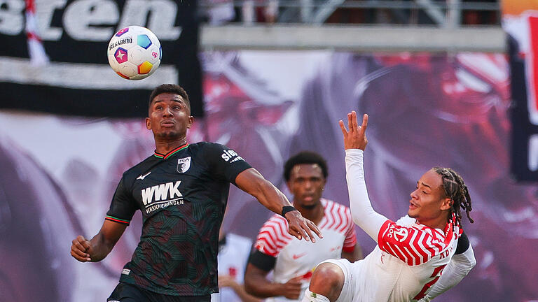 RB Leipzig - FC Augsburg.jpeg       -  Leipzigs Xavi Simons und Augsburgs Felix Uduokhai im Duell.
