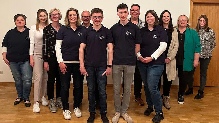 Das neue Führungsteam des Musikvereins Fladungen mit Tizian Trost (Sechster von rechts) und Florian Schraut (Sechster von links) an der Spitze.