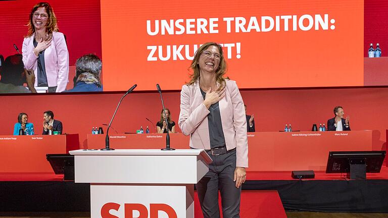 Außerordentlicher Parteitag SPD Rheinland-Pfalz - Sabine Bätzing-Lichtenthäler ist mit 98,98 Prozent der Stimmen zur SPD-Landesvorsitzenden gewählt worden. Außerordentlicher Parteitag SPD Rheinland-Pfalz - Sabine Bätzing-Lichtenthäler ist mit 98,98 Prozent der Stimmen zur SPD-Landesvorsitzenden gewählt worden.