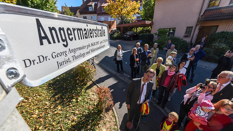 Würzburg, Lengfeld Pilziggrund, Enthüllung des Straßenschildes Angermaierstraße in der vormaligen Helmuth-Zimmerer-Straße.