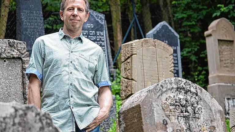 Eine Firma reinigte die Grabsteine im Jüdischen Friedhof in Maßbach. Für Betreuer Peter Heim ist der Unterschied zu vorher &bdquo;gewaltig&ldquo;.
