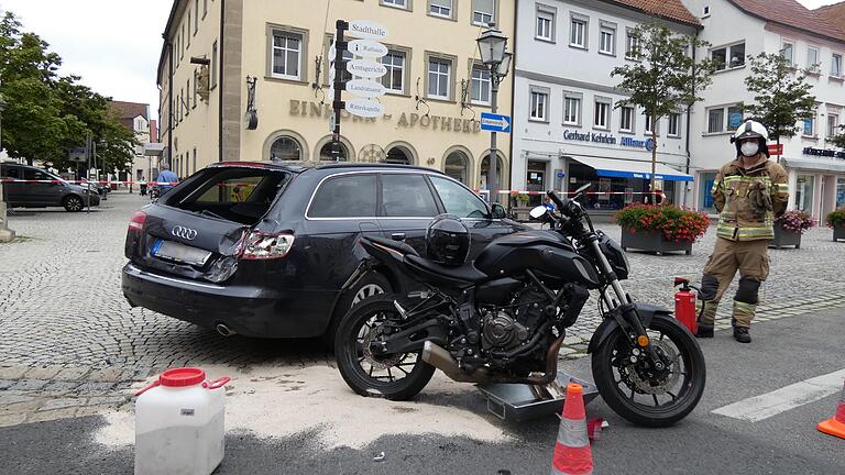 Eine Fahrschülerin prallte mit ihrem Motorrad auf einen geparkten Audi.