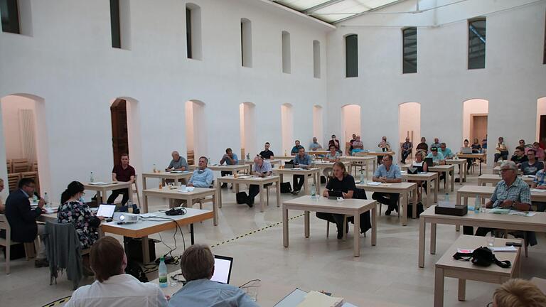 Neuer Sitzungssaal: Wenn der Speisesaal der Bayerischen Musikakademie verfügbar ist, tagt der Hammelburger Stadtrat in Zukunft dort. So können die Corona-Auflagen eingehalten werden. Gleich bei der Premiere gab es gute Nachrichten von Kämmerin Jennifer Triest. Foto: Ralf Ruppert       -  Neuer Sitzungssaal: Wenn der Speisesaal der Bayerischen Musikakademie verfügbar ist, tagt der Hammelburger Stadtrat in Zukunft dort. So können die Corona-Auflagen eingehalten werden. Gleich bei der Premiere gab es gute Nachrichten von Kämmerin Jennifer Triest. Foto: Ralf Ruppert