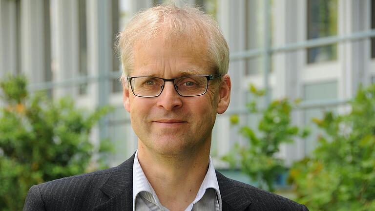 Krebsforscher Prof. Dr. Martin Eilers vor dem Würzburger Biozentrum.