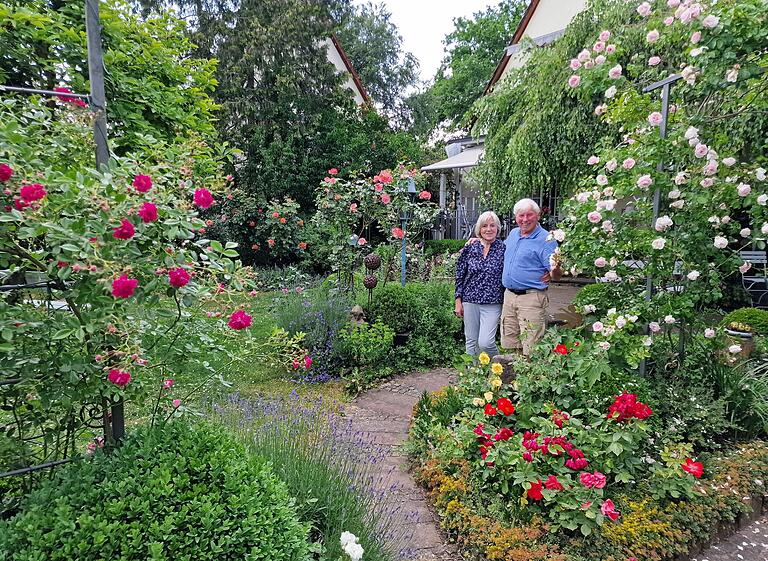 Den 2. Platz im Rosenschmuckwettbewerb errangen Helga und Manfred Dömling Den 2. Platz im Rosenschmuckwettbewerb errangen Helga und Manfred Dömling