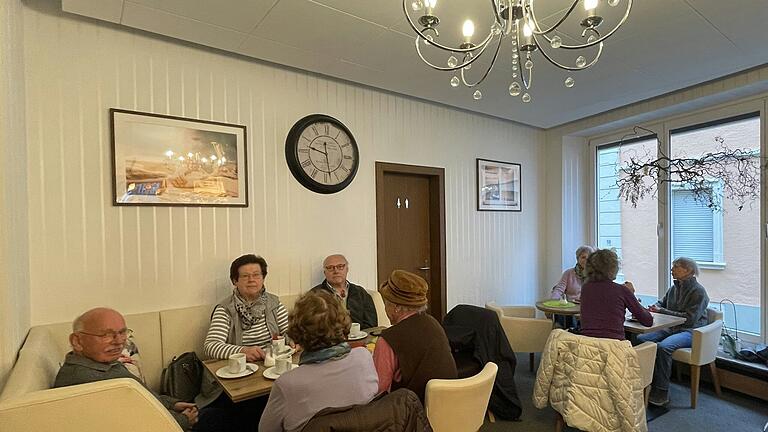 Das Café von der Bäckerei Trabert in Kitzingen ist am Morgen ein beliebter Treffpunkt. Das Café von der Bäckerei Trabert in Kitzingen ist am Morgen ein beliebter Treffpunkt.