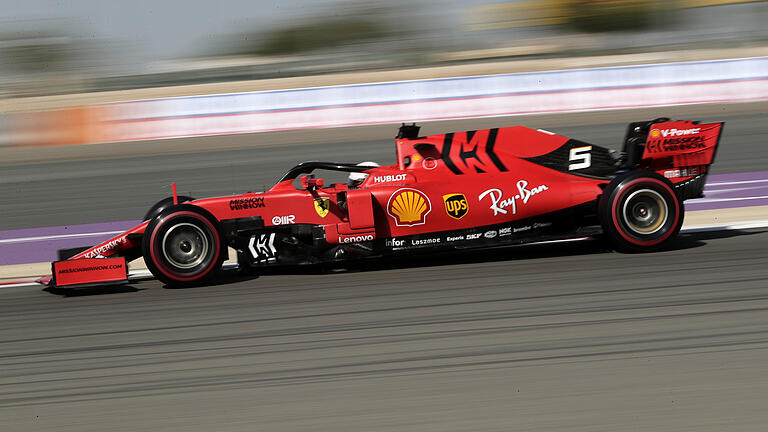 Formel-1-Training auf dem Bahrain International Circuit - Ferrari-Pilot Sebastian Vettel steuert sein Auto während des ersten freien Trainings des Formel 1 Grand Prix auf dem Bahrain International Circuit. Das Rennen findet am Sonntag statt. Formel-1-Training auf dem Bahrain International Circuit - Ferrari-Pilot Sebastian Vettel steuert sein Auto während des ersten freien Trainings des Formel 1 Grand Prix auf dem Bahrain International Circuit. Das Rennen findet am Sonntag statt.