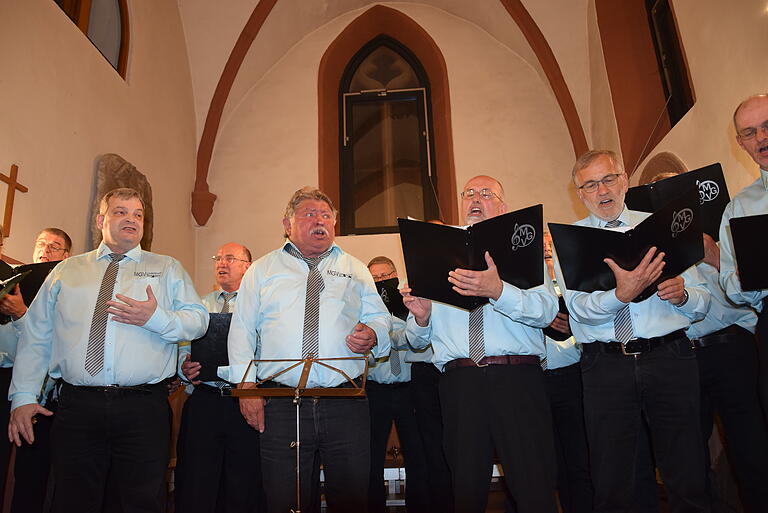 Der Männergesangverein Liederkranz Burgsinn nahm an den Chor-Begegnungen beim Sängerfest des Gesangvereins Wernfeld in der Alten Kirche teil. Mit ihrem neuen Chorleiter Felix Zieseniß gaben die Sänger auch solistische Einlagen. Der Männergesangverein Liederkranz Burgsinn nahm an den Chor-Begegnungen beim Sängerfest des Gesangvereins Wernfeld in der Alten Kirche teil. Mit ihrem neuen Chorleiter Felix Zieseniß gaben die Sänger auch solistische Einlagen.