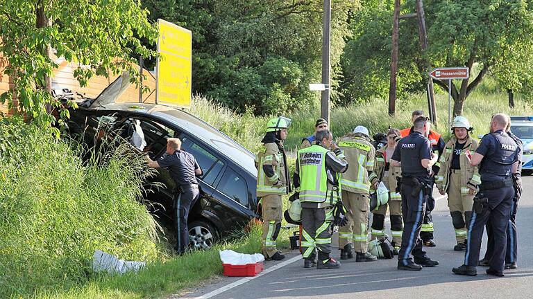 Der 40-Jährige fuhr mit seinem Wagen die Böschung hoch und in einen Gartenzaun. Der 40-Jährige fuhr mit seinem Wagen die Böschung hoch und in einen Gartenzaun.