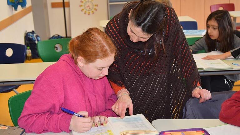 Die Hausaufgabenbetreuung stellt für viele Kinder aus Flüchtlingsfamilien einen wichtigen Baustein bei der Integration dar. Die Hausaufgabenbetreuung stellt für viele Kinder aus Flüchtlingsfamilien einen wichtigen Baustein bei der Integration dar. 
