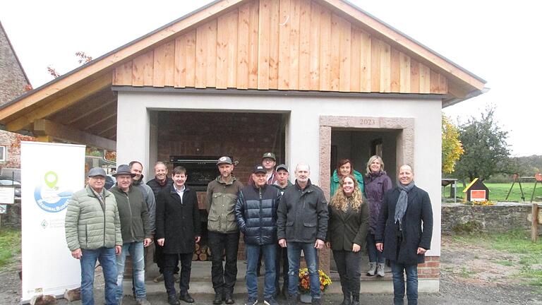 Der neue Dorfbackofen steht und wird in Kürze in Betrieb genommen. Freiwillige Helfer steckten rund 2000 Arbeitsstunden in die Maßnahme, die von Silke Polz und Christiane Hurrlein (hintere Reihe von rechts) initiiert wurde. Das neue Dorfbackhaus i...       -  Der neue Dorfbackofen steht und wird in Kürze in Betrieb genommen. Freiwillige Helfer steckten rund 2000 Arbeitsstunden in die Maßnahme, die von Silke Polz und Christiane Hurrlein (hintere Reihe von rechts) initiiert wurde. Das neue Dorfbackhaus ist nach Dafürhalten von Bürgermeister Johannes Krumm (vordere Reihe rechts)  Startprojekt für weitere,attraktive Maßnahmen zwischen Dorfmauer und Erthal-Schloss.