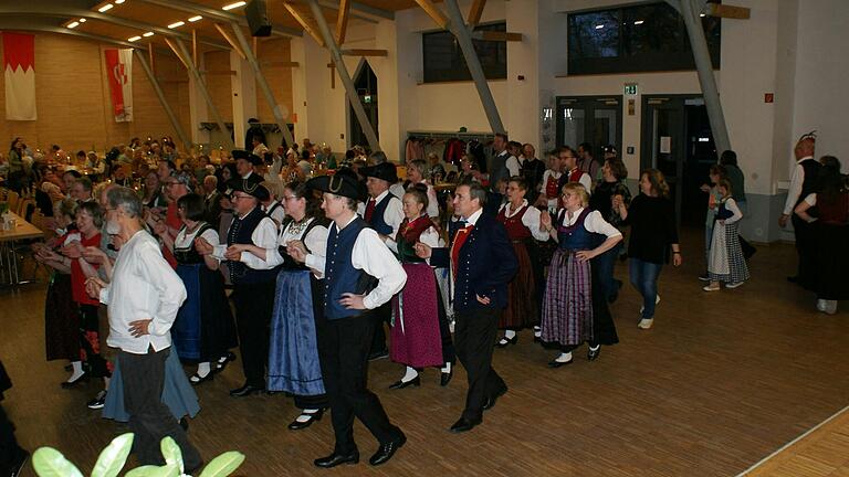 Bei der Polonaise kann jeder mittanzen. Groß und Klein, geübt und ungeübt.