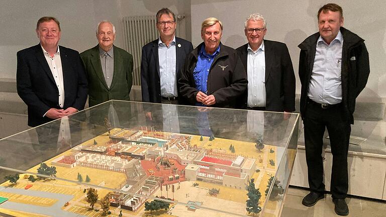 Bei der Ausstellungseröffnung zu 50 Jahre Baderhebung in der Schranne in Bad Königshofen hinter dem Modell der Frankentherme (von links): Kurdirektor Werner Angermüller, Altbürgermeister Wolfgang Mack, Bürgermeister Thomas Helbling, Kreiskultur-Referent Hanns Friedrich, Klaus Reder und Kreisheimatpfleger Reinhold Albert.