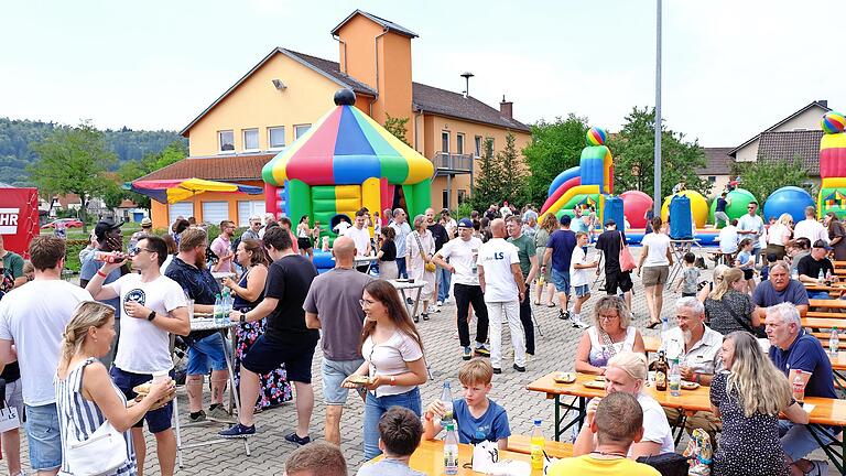 Auf dem Firmengelände des Labors LS hat das Fest stattgefunden.       -  Auf dem Firmengelände des Labors LS hat das Fest stattgefunden.