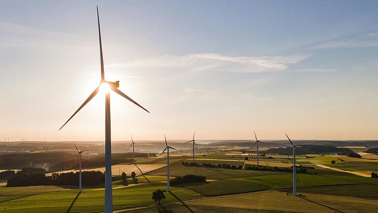 Schöne neue, regenerative Welt (Symbolbild). Der Landkreis will noch in diesem Jahr ein Klimaschutzkonzept in Auftrag geben. Ende 2025 soll es fertiggestellt sein. Unterdessen hat der Energiemanager des Landkreises das Landratsamt schon wieder verlassen.