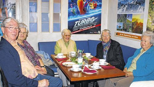 Gesellige Runde: Bei Kaffee und Kuchen kommen die Senioren miteinander ins Gespräch.