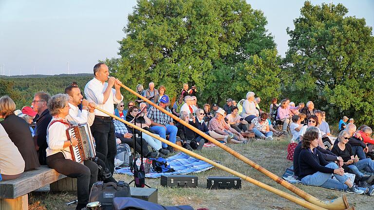 Sommersonnwendkonzert: Lissy, Philipp und Hans Heilgenthal mit Akkordeon und Alphörnern an der Kuppe vor der Homburg.