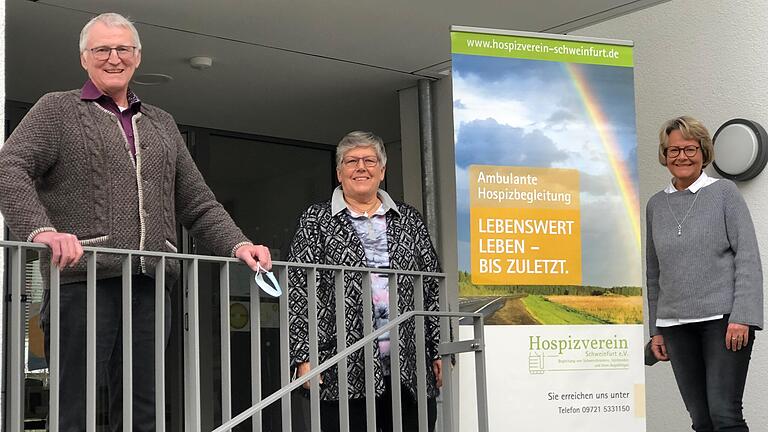 Der Hospizverein Schweinfurt bietet halbjährige Kurse: Pfarrer und Initiator Franz Feineis mit Hospizbegleiterin Christine Kritzner und Susanne Ritzmann, der zweiten Vorsitzende des Vereins (Archivbild).