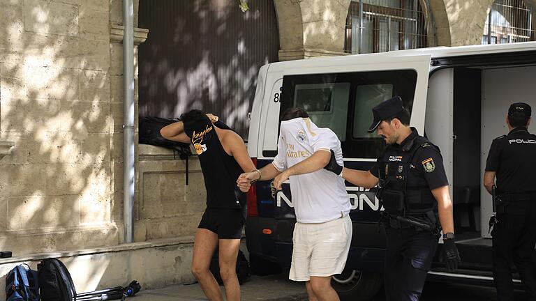 Vorwurf der Vergewaltigung auf Mallorca.jpeg       -  Polizisten führen die Verdächtigen zum Termin mit dem Haftrichter auf Mallorca.