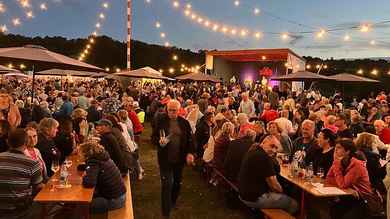 In Fahr war der Festplatz voll besetzt. Gut 1000 Besucher feierten das Fährenfestival. In Fahr war der Festplatz voll besetzt. Gut 1000 Besucher feierten das Fährenfestival.