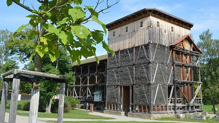 Der Gradierbau Bad Kissingen wird teilweise abgerissen und bis zum Sommer 2026 neu aufgebaut. Der Gradierbau Bad Kissingen wird teilweise abgerissen und bis zum Sommer 2026 neu aufgebaut.
