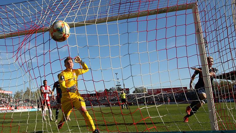 Drin das Ding: Der Duisburger Lukas Daschner hat erstaunlich freistehend zum 2:0 eingeköpft und dreht jubelnd ab. Kickers-Keeper Vincent Müller kann sich ob der Schlafmützigkeit seiner Vorderleute nur noch aufregen. Drin das Ding: Der Duisburger Lukas Daschner hat erstaunlich freistehend zum 2:0 eingeköpft und dreht jubelnd ab. Kickers-Keeper Vincent Müller kann sich ob der Schlafmützigkeit seiner Vorderleute nur noch aufregen.