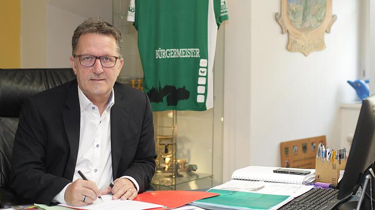 Thomas Reichert verbringt viel Zeit im Bürgermeisterbüro in Marktsteft, bis zu 60 Stunden die Woche fordert ihn das Amt. Thomas Reichert verbringt viel Zeit im Bürgermeisterbüro in Marktsteft, bis zu 60 Stunden die Woche fordert ihn das Amt.
