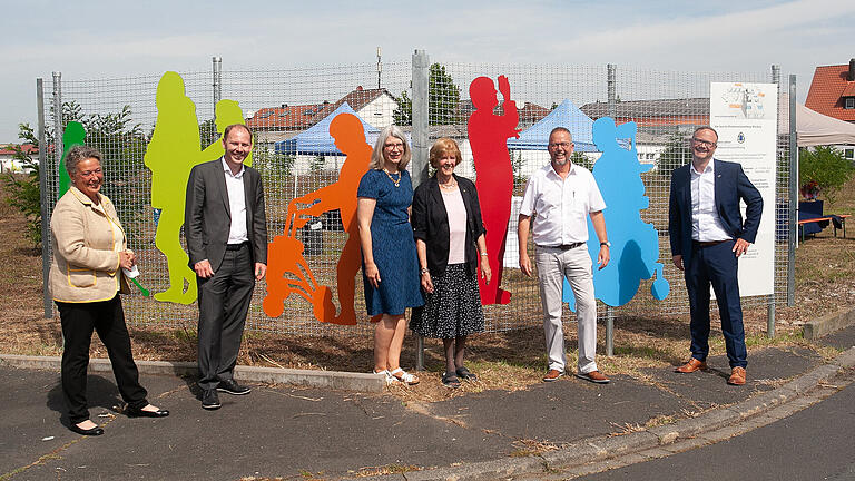 Nach der Enthüllung der Bauschildskulptur (von links): stellvertretende Landrätin Doris Paul, Oberbürgermeister Stefan Güntner, Unterstützer des Blindeninstituts Bettina und Irene Wagner, Leiter des Instituts Thomas Heckner und Vorstand der Stiftung Marco Bambach. Nach der Enthüllung der Bauschildskulptur (von links): stellvertretende Landrätin Doris Paul, Oberbürgermeister Stefan Güntner, Unterstützer des Blindeninstituts Bettina und Irene Wagner, Leiter des Instituts Thomas Heckner und Vorstand der Stiftung Marco Bambach.