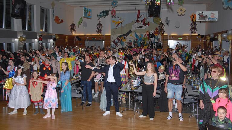 Hoch her ging es beim 22.Jubiläums-Stüchtball in der Karl-Knauf-Halle: 250 Menschen feierten im ausverkauften Saal. Hoch her ging es beim 22.Jubiläums-Stüchtball in der Karl-Knauf-Halle: 250 Menschen feierten im ausverkauften Saal.