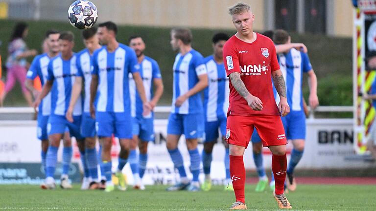 Jens Trunk (vorne) schiebt Frust. Der TSV Aubstadt verlor die Partie beim FV Illertissen mit 1:3.