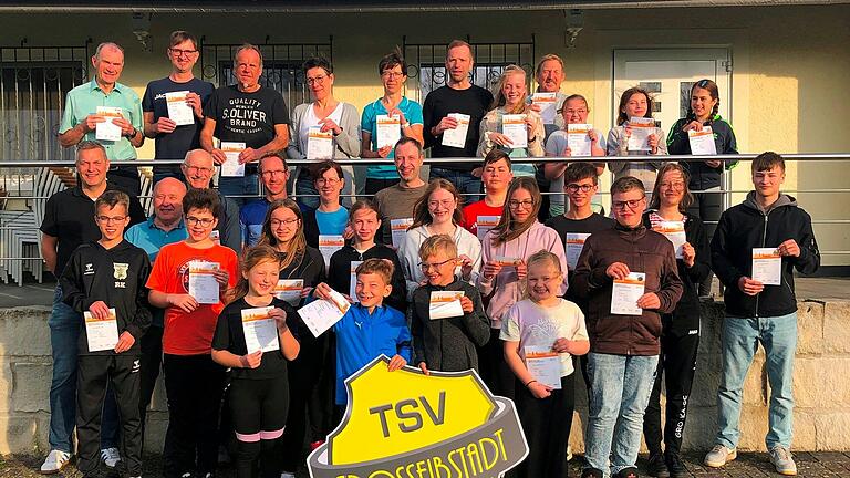 Die erfolgreichen Sportabzeichen-Sieger*innen des TSV Großeibstadt; auf dem Bild fehlen: Ida Kleinhenz, Leonie Mauer, Ingrid Schmitt, Klaus Schmitt, Jonas Stein und Mathilda Stich.