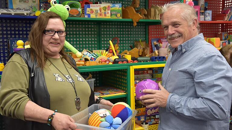 Susanne Huller berät einen „Brauchbar“-Kunden, der Geschenke für seine kleinen Enkelkinder sucht.