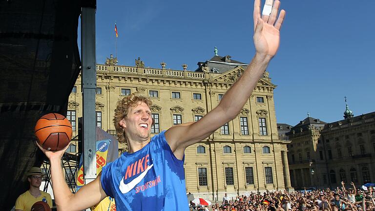 2011 war Dirk Nowitzki bereits mit einem großen Empfang auf dem Residenzplatz und dem Eintrag in das Goldene Buch der Stadt Würzburg geehrt worden.&nbsp;Im April 2019 hatte er bekannt gegeben, dass er seine Basketball-Karriere beendet.